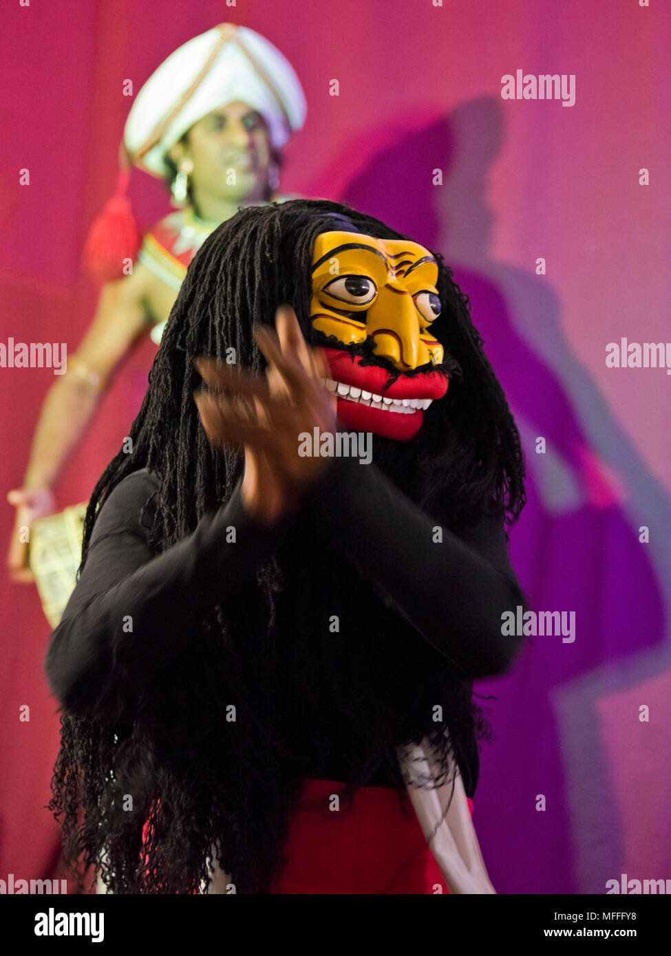 Ritratto verticale di una mascherata Kandyan ballerina, Kandy, Sri Lanka. Foto Stock