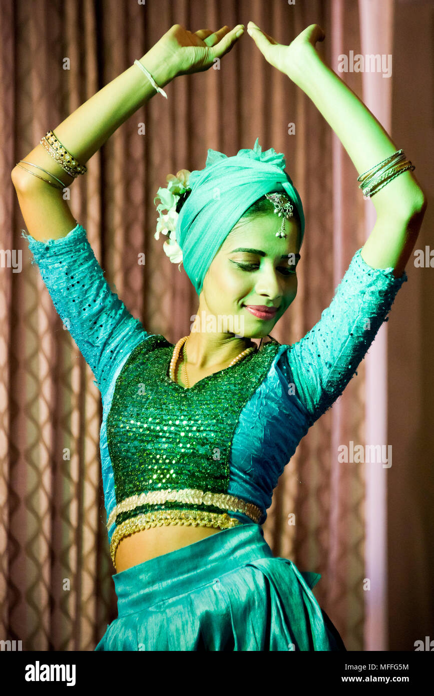 Ritratto verticale di un ballerino Kandyan, Kandy, Sri Lanka. Foto Stock