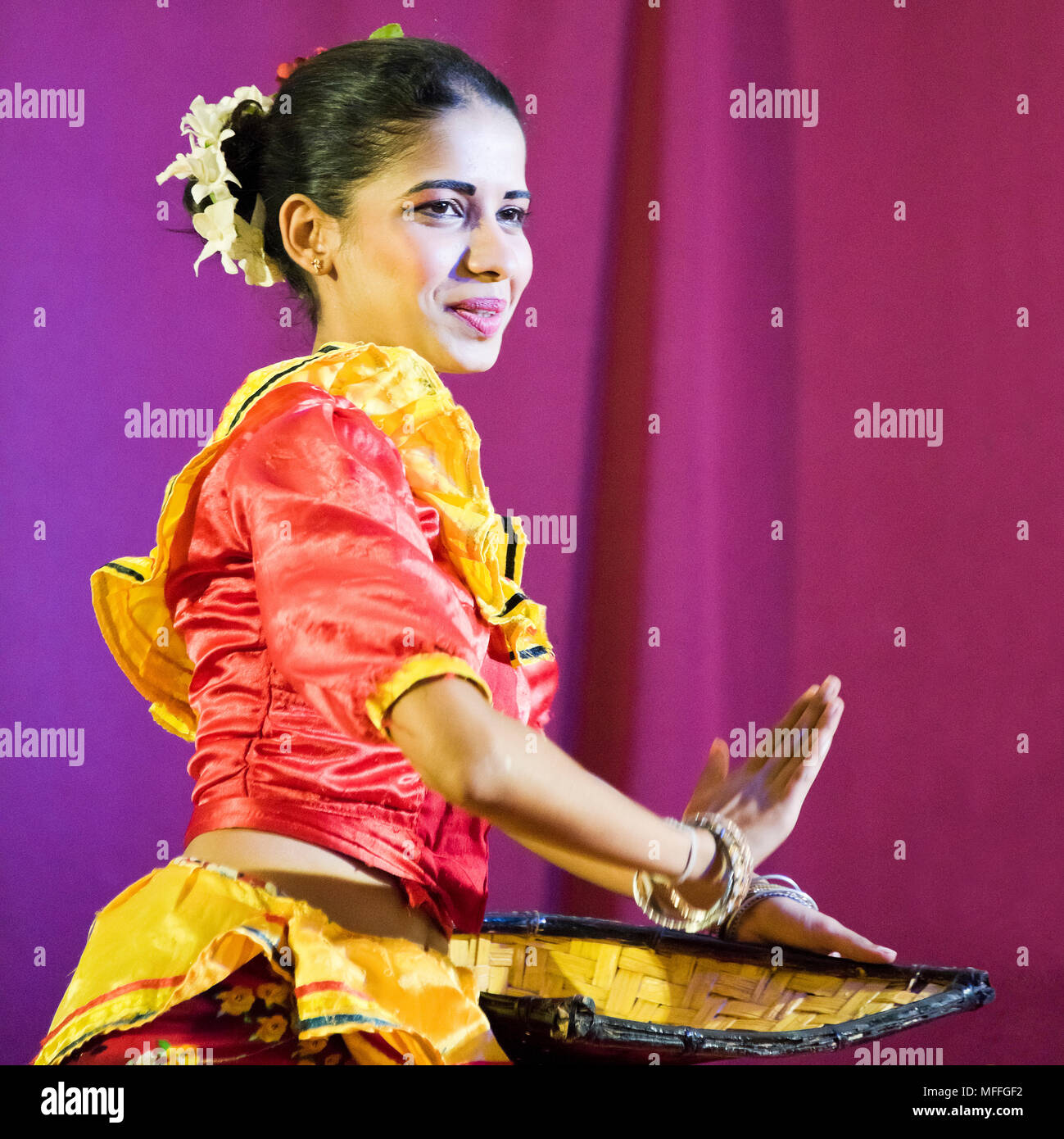 Square ritratto di una ballerina Kandyan, Kandy, Sri Lanka. Foto Stock