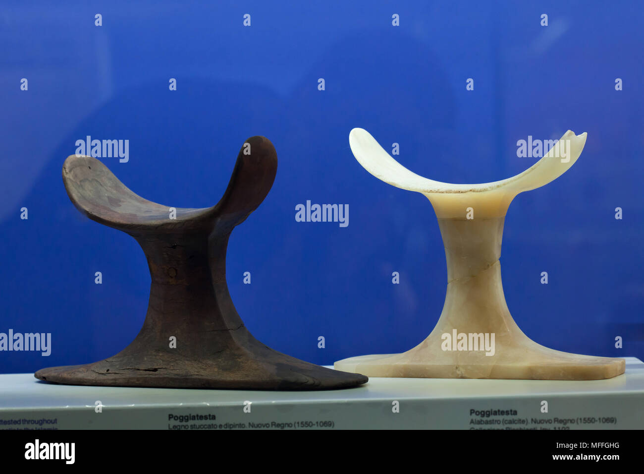 Antica egiziana in legno e gli appoggiatesta di alabastro datata dal nuovo regno in mostra al Museo Archeologico Nazionale (Museo Archeologico Nazionale di Napoli) in Napoli, campania, Italy. Foto Stock