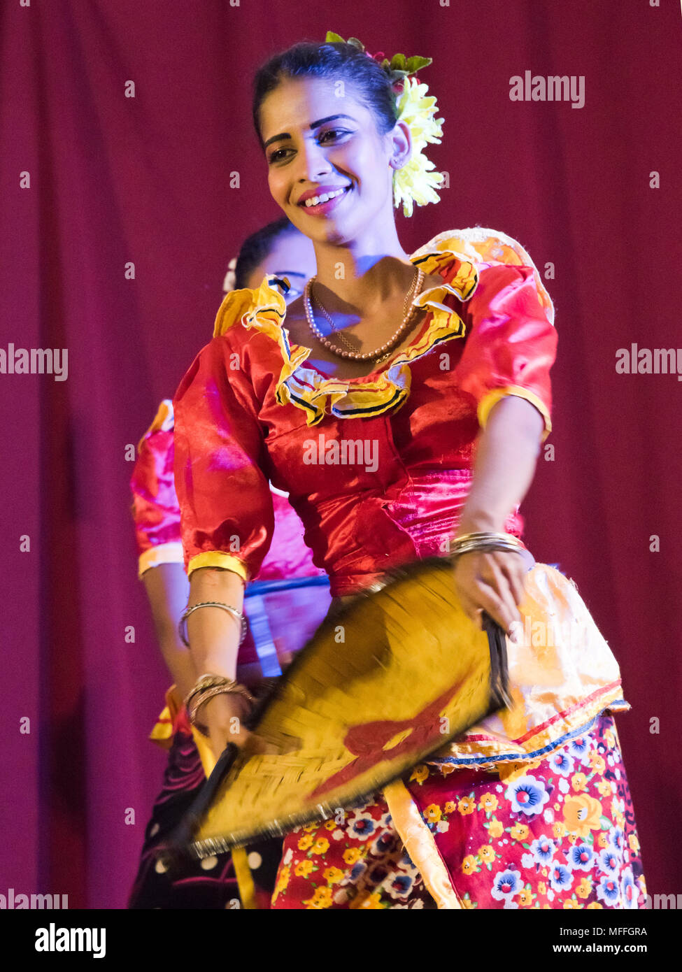 Ritratto verticale di un ballerino Kandyan, Kandy, Sri Lanka. Foto Stock