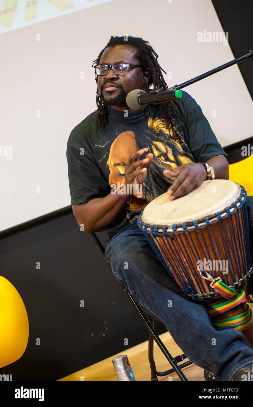 West African musica eseguita da Jali Buba Kyateh dal Gambia e Mamadou Diouf dal Senegal in una piccola sala espositiva down town Varsavia, Polonia. Foto Stock