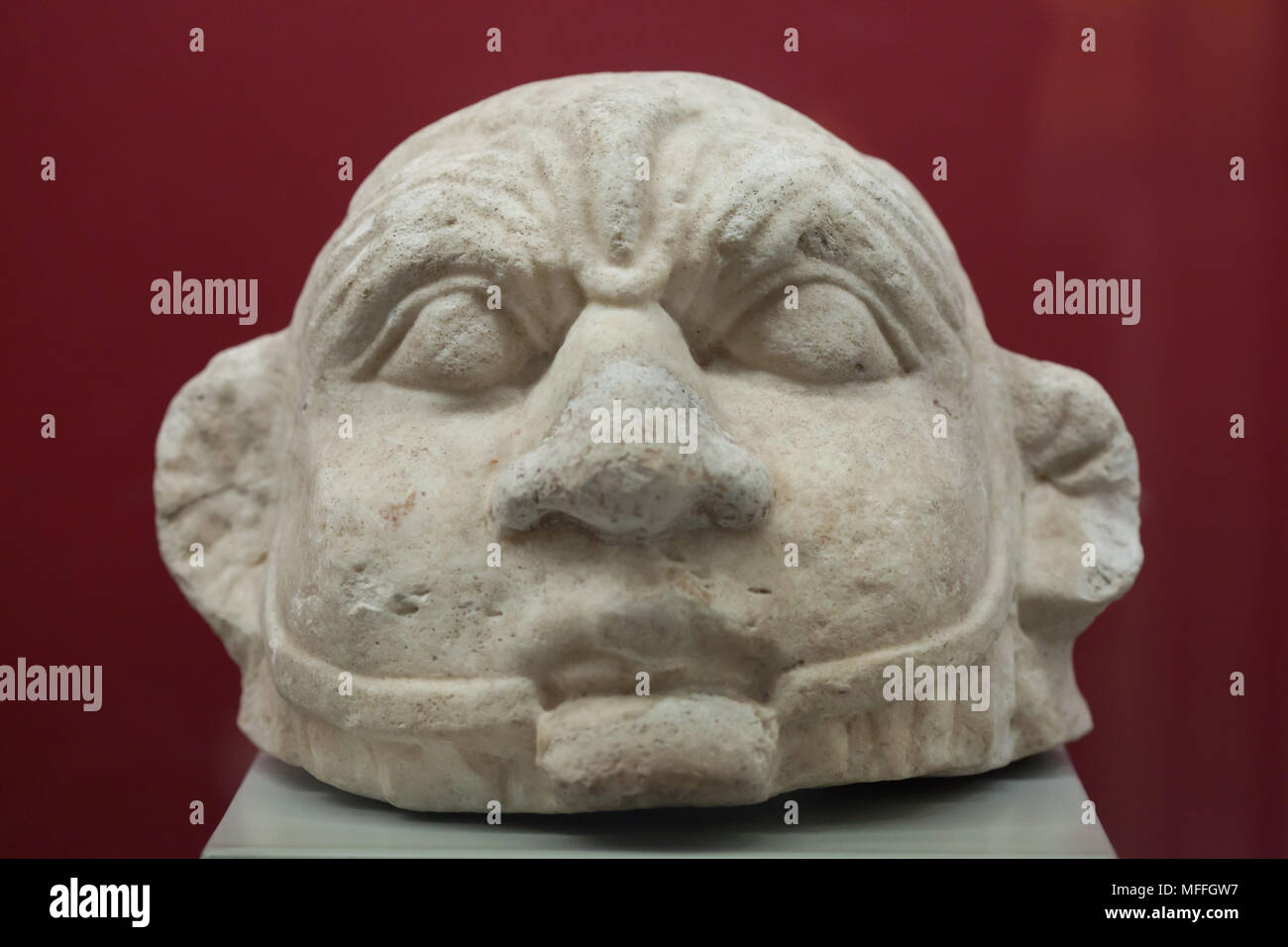 Testa di Pataikos (egiziana antica divinità nana) datate dal periodo Romano (30 A.C. - 395 D.C.) sul display nel Museo Archeologico Nazionale (Museo Archeologico Nazionale di Napoli) in Napoli, campania, Italy. Foto Stock