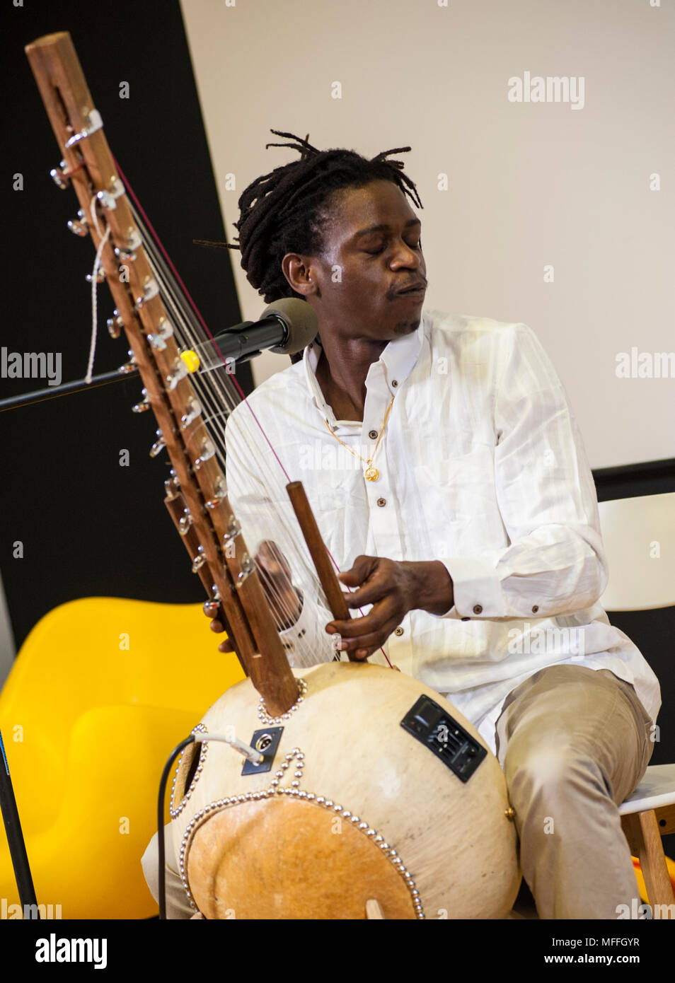 West African musica eseguita da Jali Buba Kyateh dal Gambia e Mamadou Diouf dal Senegal in una piccola sala espositiva down town Varsavia, Polonia. Foto Stock
