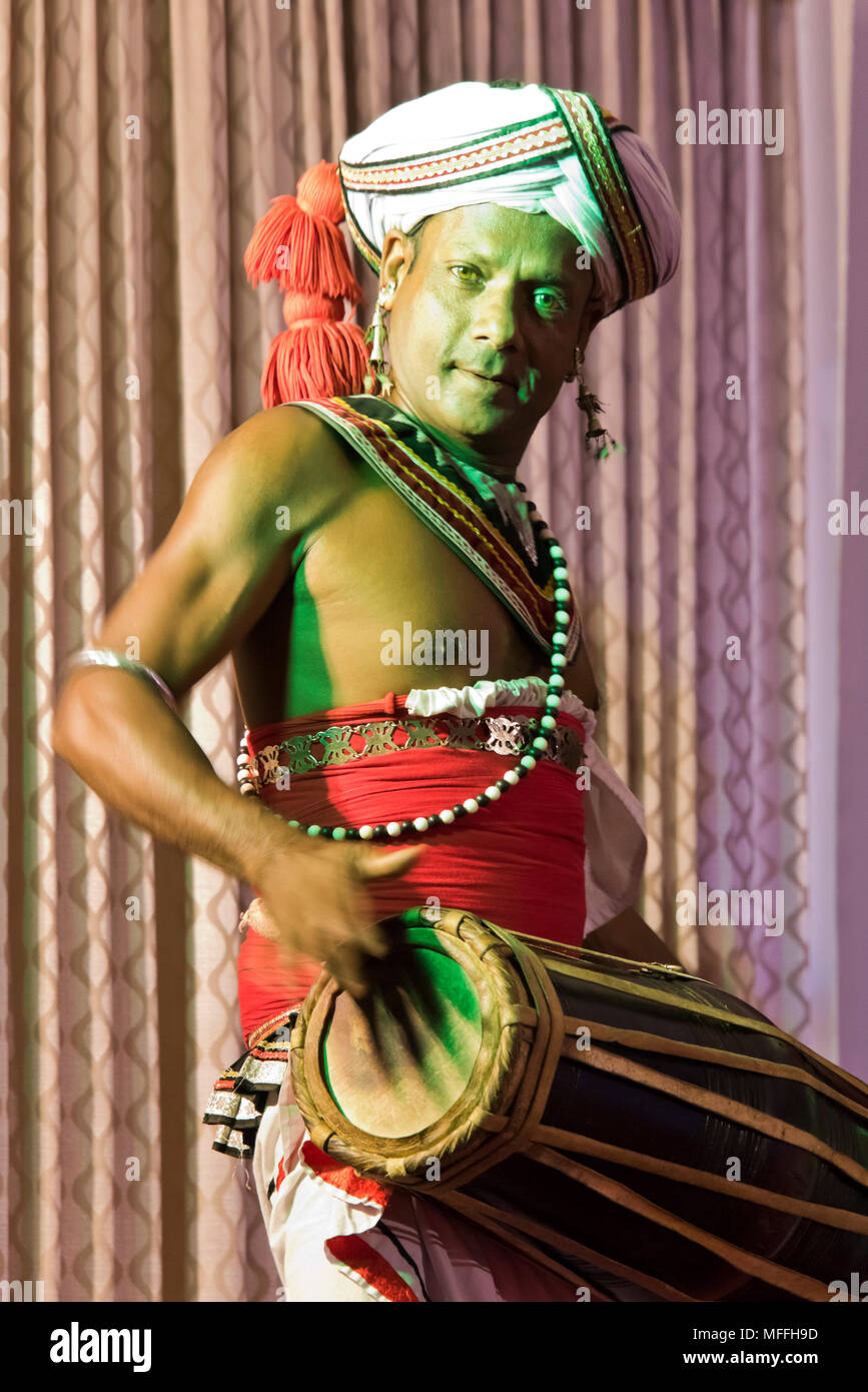 Ritratto verticale di un batterista Kandyan, Kandy, Sri Lanka. Foto Stock