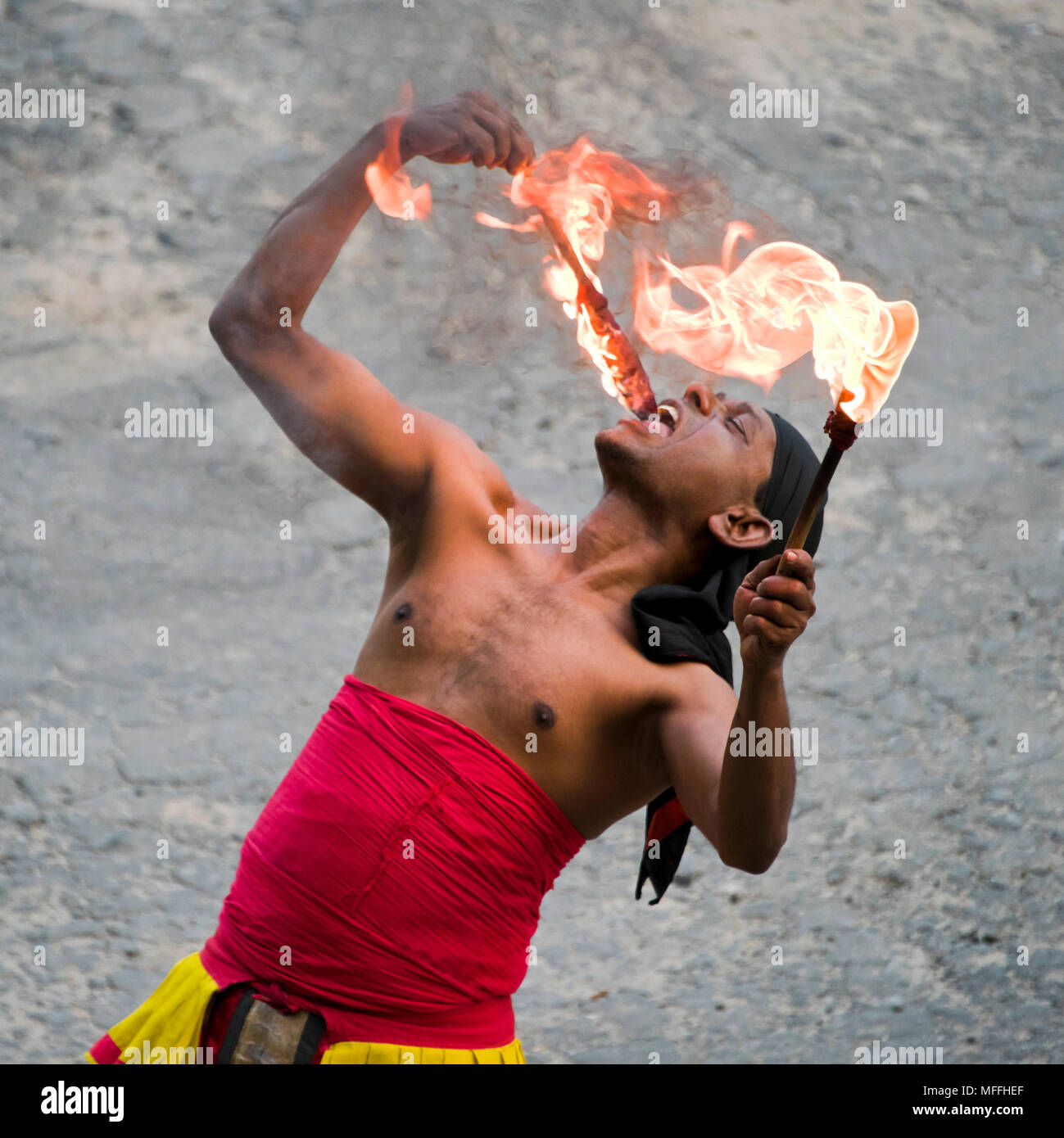 Square ritratto di un incendio di mangiare Kandyan ballerina, Kandy, Sri Lanka. Foto Stock