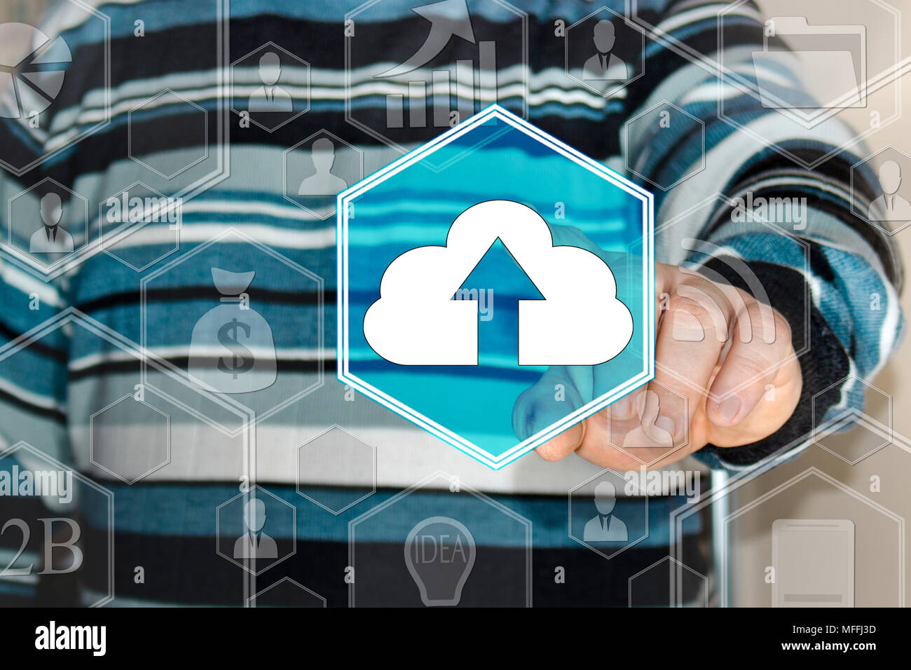 Imprenditore preme il pulsante segno web caricare cloud icona di connessione sul touch screen nella rete web. Foto Stock