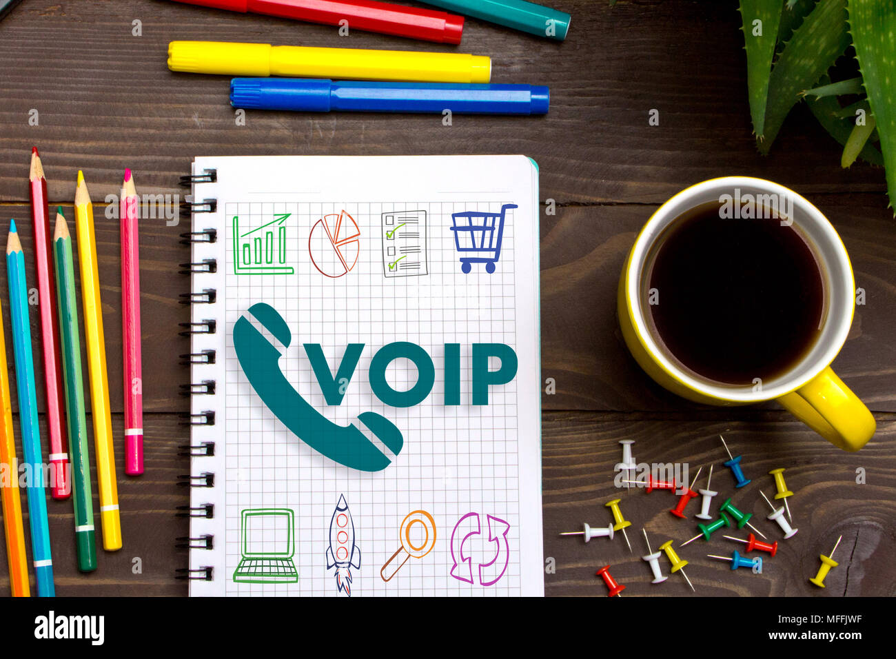 Il proprietario ha lasciato una nota il VOIP sul Blocco note sul desktop. Foto Stock