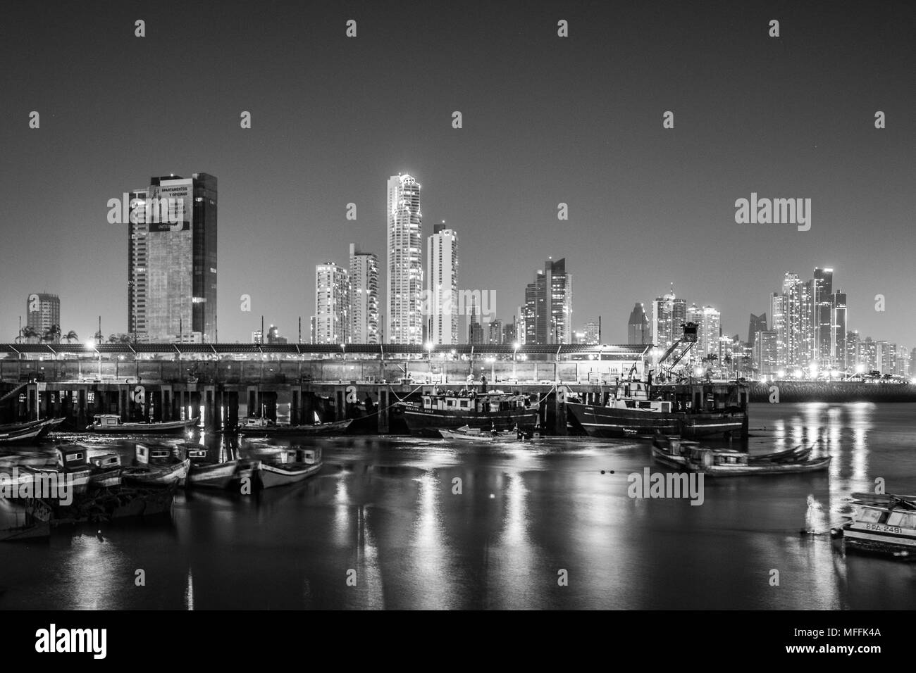 Barche e dello skyline della città di notte - panorama urbano della città di Panama business district - grattacielo illuminato edifici Foto Stock