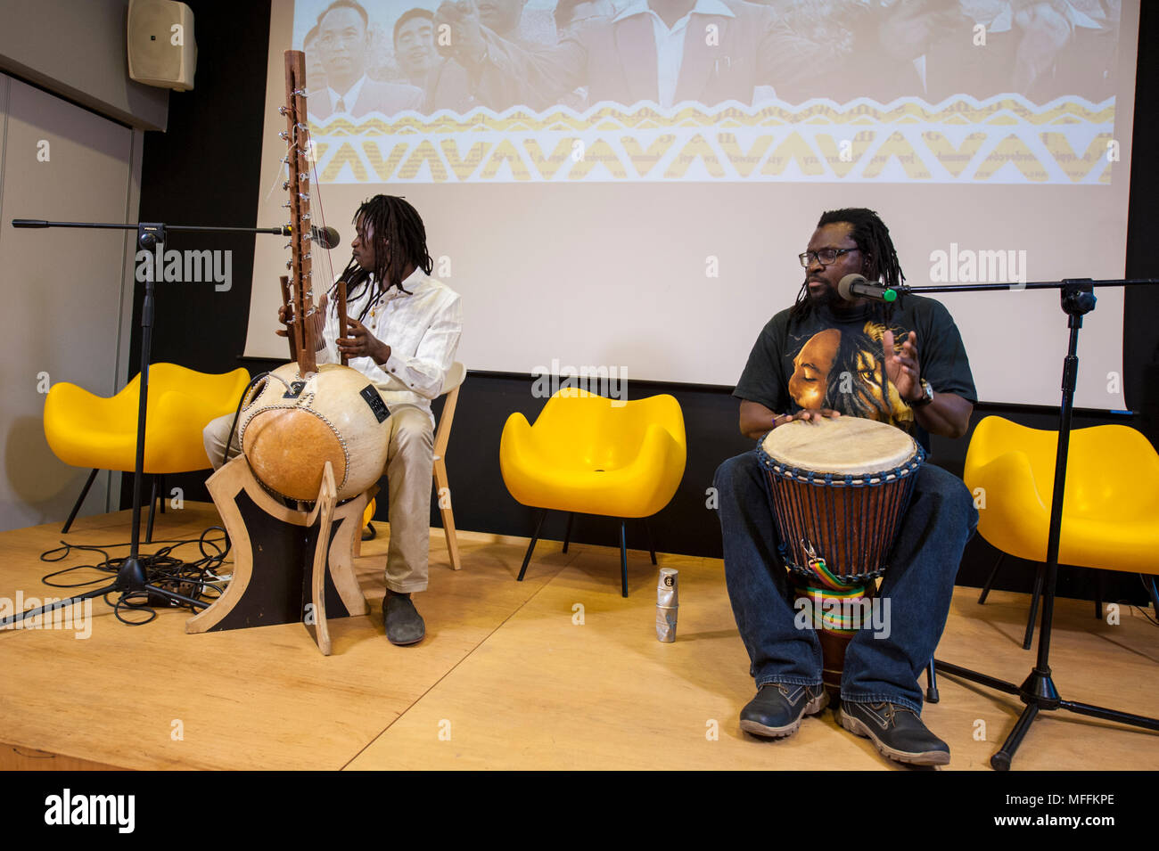 West African musica eseguita da Jali Buba Kyateh dal Gambia e Mamadou Diouf dal Senegal in una piccola sala espositiva down town Varsavia, Polonia. Foto Stock