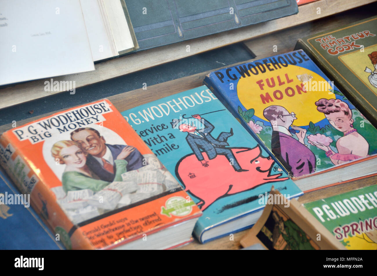 Vecchie copie di seconda mano di P G Wodehouse romanzi in un bookshop window display. Foto Stock