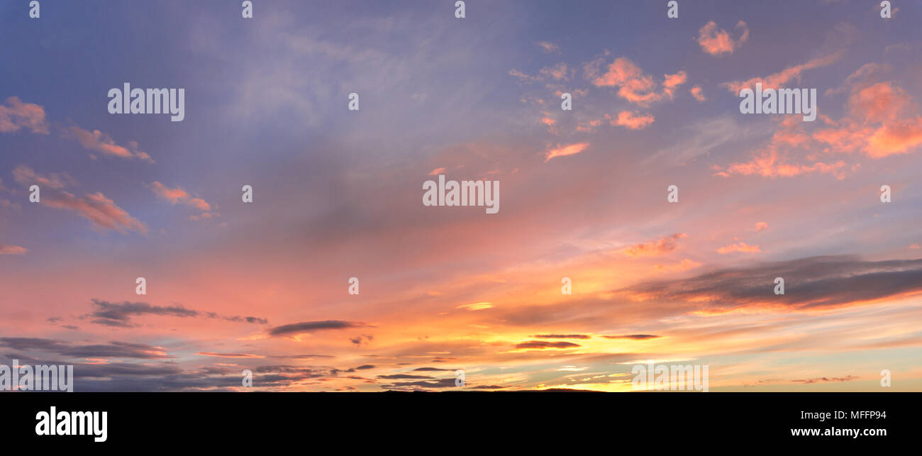 Grigio, blu e arancio nuvole al tramonto Foto Stock