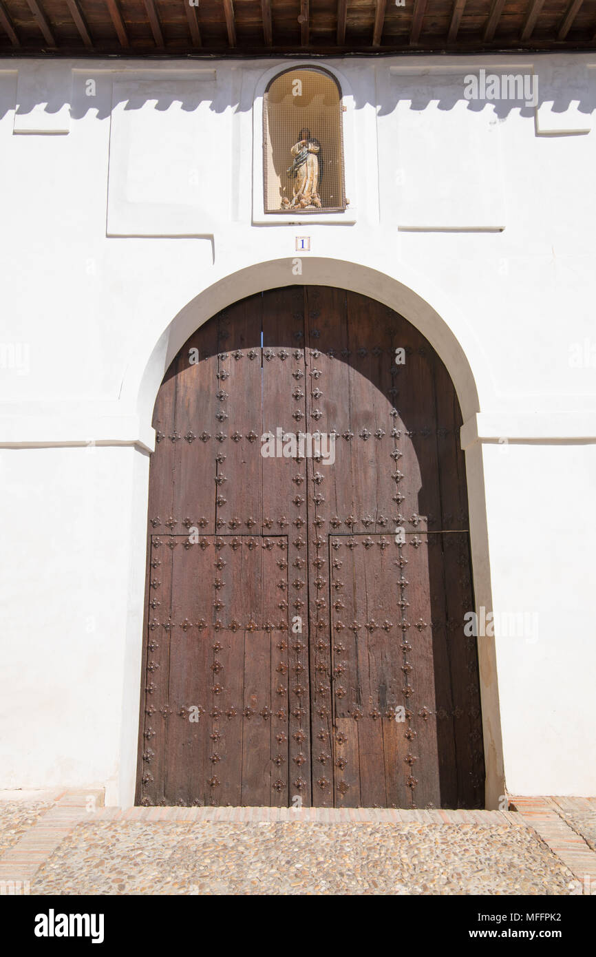 Porta di legno in facciata bianca di antico edificio di Conceptionists donna religiosa, caratteristico e antico monumento dell'ordine dell'Immacolata Concep Foto Stock