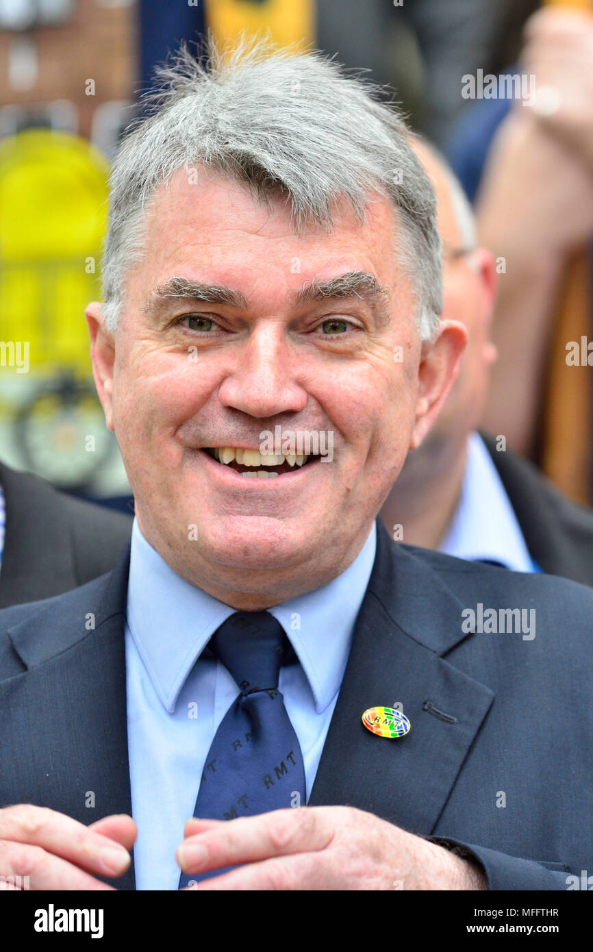 Mick Cash - Segretario Generale del RMT unione - a una protesta a Westminster nel secondo anniversario dell'inizio della RMT lo sciopero sulla rampa meridionale Foto Stock