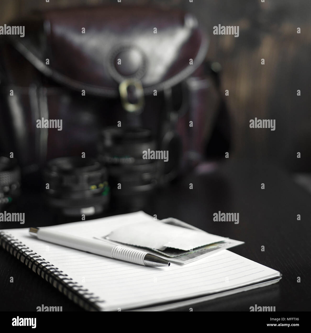 Uomo abiti casual marrone con il sacchetto di fotocamera e gli accessori su sfondo di legno Foto Stock