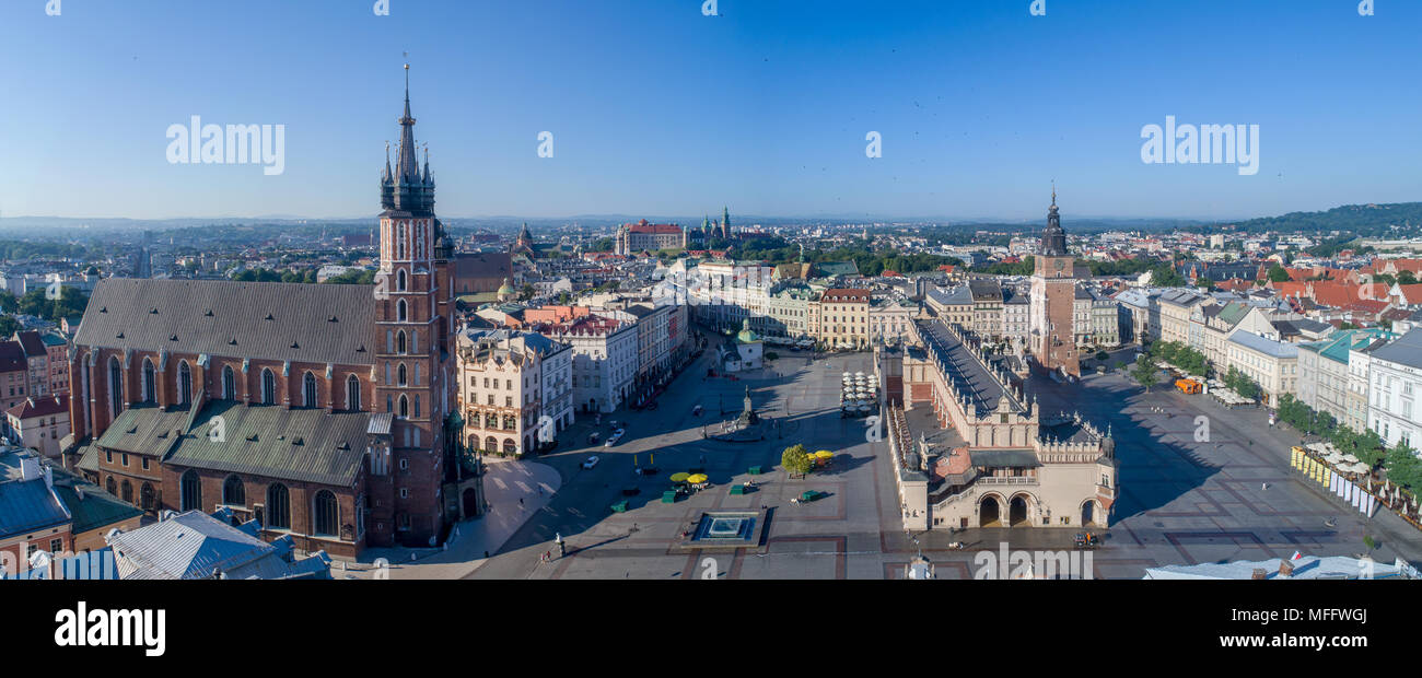 Panoramica aerea di vecchia citta de Cracovia, in Polonia. Piazza del mercato (Rynek), panno vecchio hall (Sukiennice), municipio, torre di Santa Maria la Chiesa (Mariacki), Reno Foto Stock