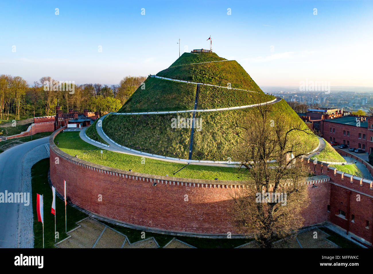 Tumulo di Kosciuszko (Kopiec KoÅ'ciuszki). Punto di riferimento di Cracovia, in Polonia. Eretta nel 1823 per commemorare Tadeusz Kosciuszko. Circondato da una fortezza costruita da Foto Stock