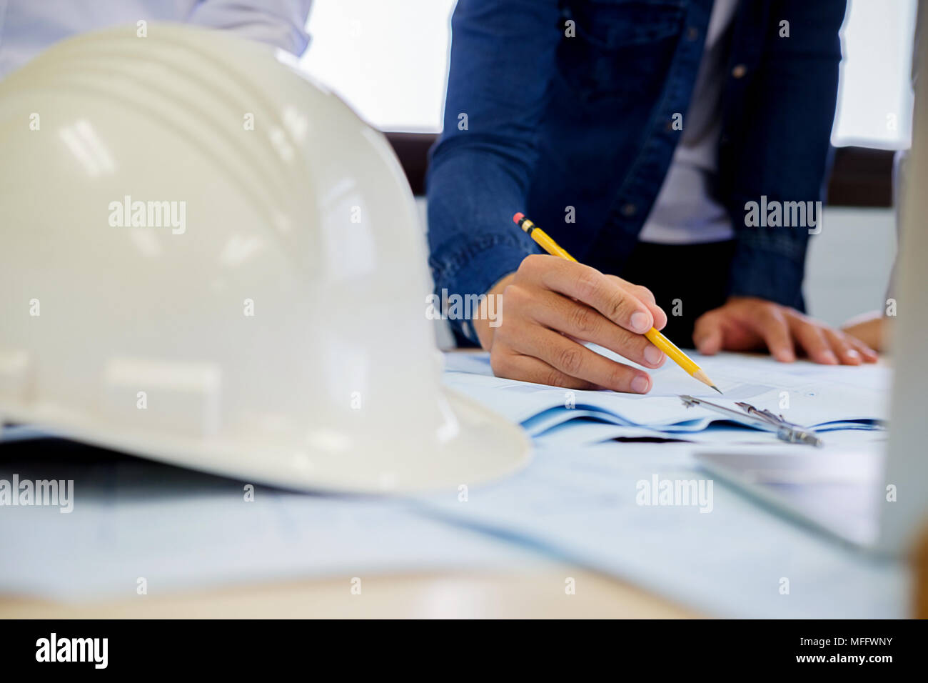 Ingegner architetto Design lavorando sul progetto il concetto di pianificazione. Il concetto di costruzione Foto Stock