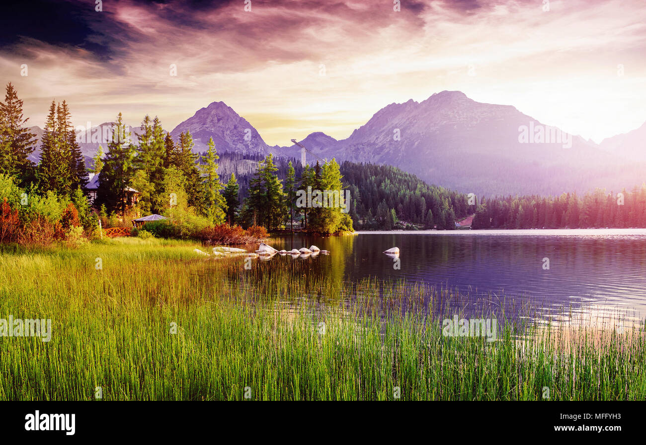 Maestoso lago di montagna nel Parco Nazionale Monti Tatra. Il villaggio di Strbske Pleso, la Slovacchia, l'Europa. Foto Stock