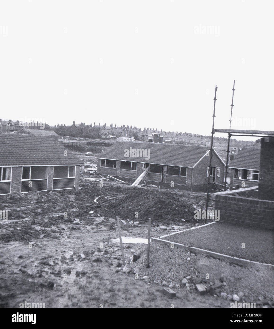 Anni sessanta, foto storiche di nuova costruzione alloggiamento, bungalows. Questi staccato di case a un piano divennero popolari luoghi a vivere negli anni sessanta e settanta la Gran Bretagna, visto come 'moderne vita". Foto Stock