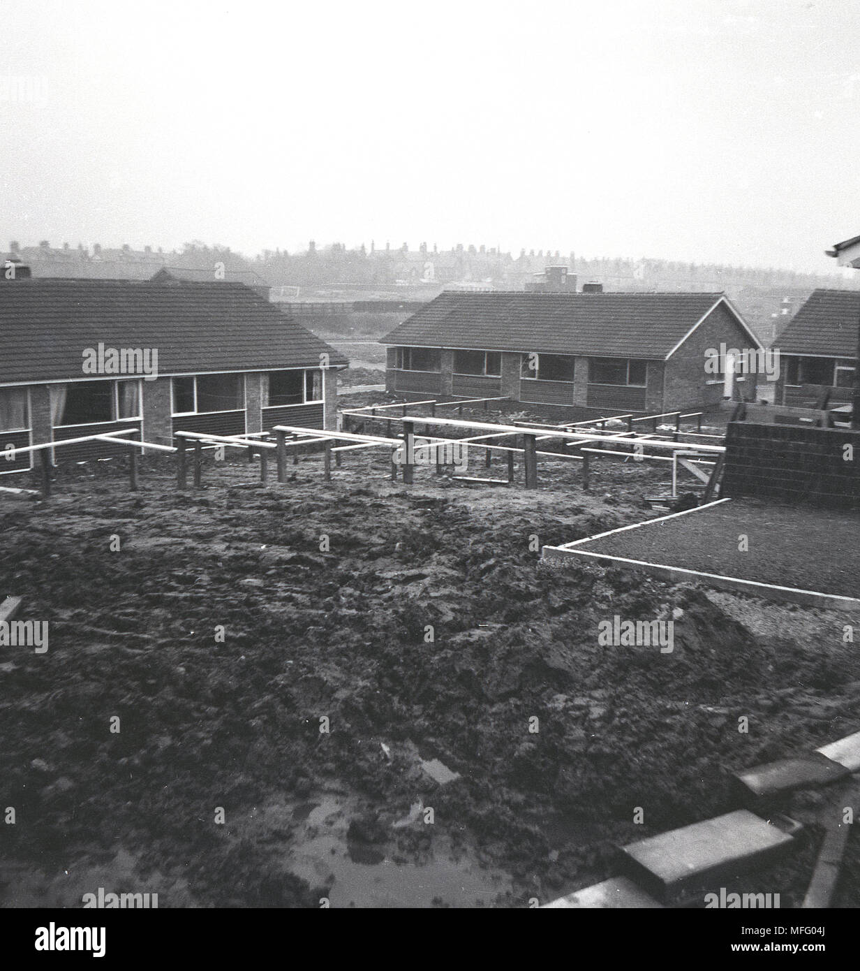 Anni sessanta, foto storiche di nuova costruzione alloggiamento, bungalows. Questi staccato di case a un piano divennero popolari luoghi a vivere negli anni sessanta e settanta la Gran Bretagna, visto come 'moderne vita". Foto Stock