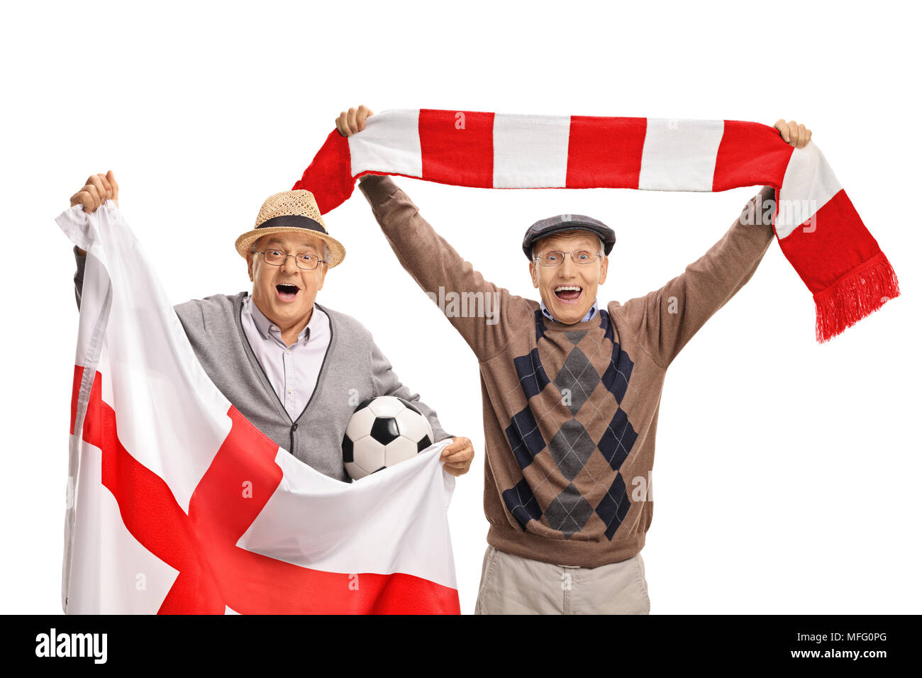 Overjoyed anziani appassionati di calcio con una bandiera inglese e un foulard isolati su sfondo bianco Foto Stock