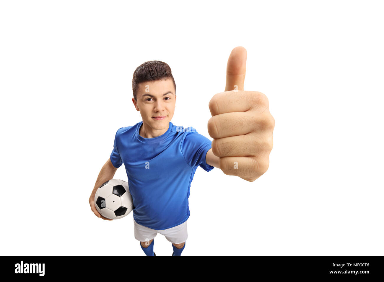 Teen giocatore di calcio rendendo un pollice in alto gesto isolato su sfondo bianco Foto Stock