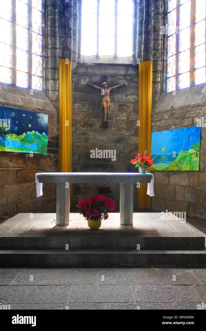 Vista interna dell altare della Eglise Saint-Yves chiesa, Huelgoat, Brittany, Francia - Giovanni Gollop Foto Stock