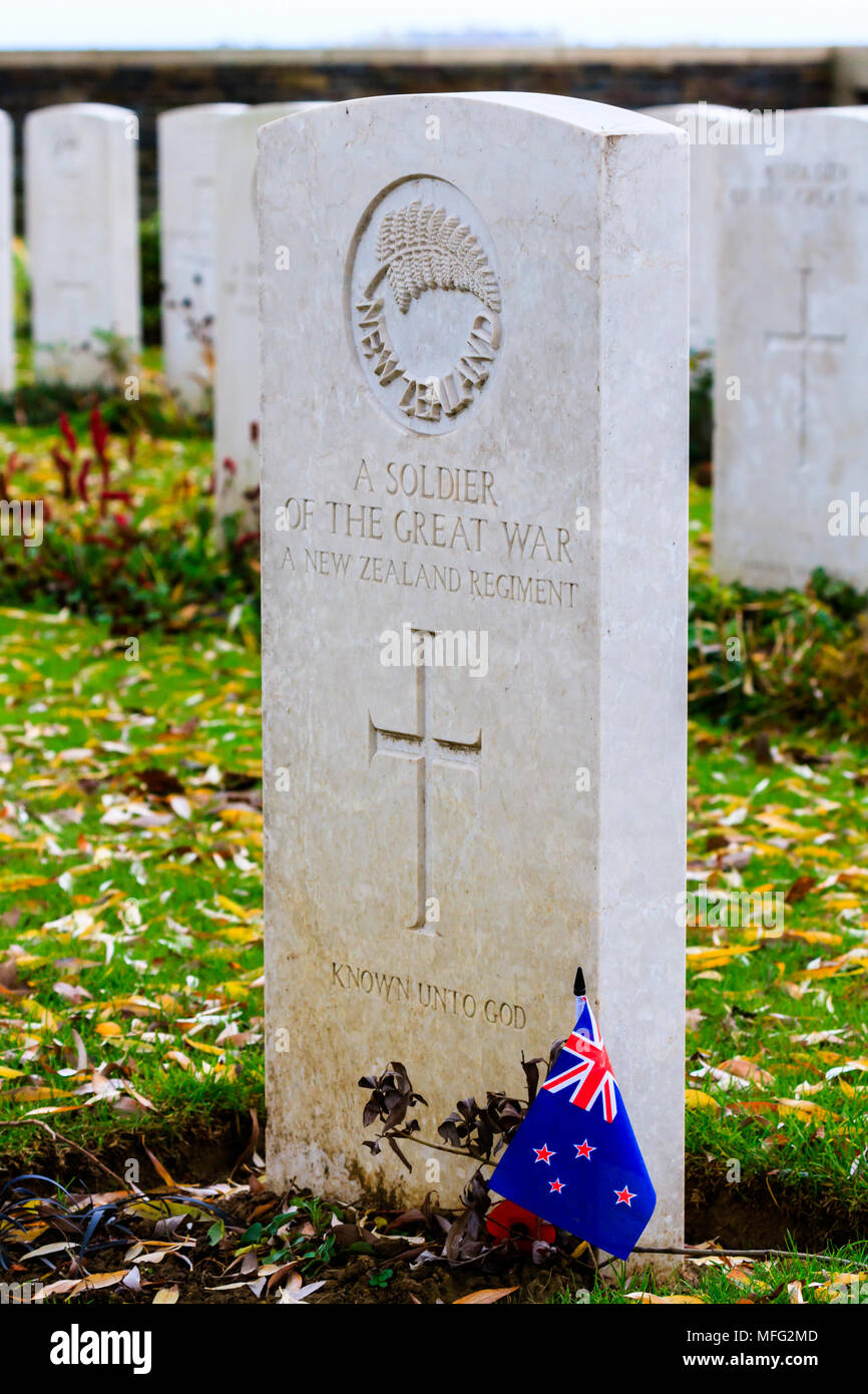 Una tomba di una nuova zelanda soldato della Grande Guerra a Messine Ridge. Foto Stock
