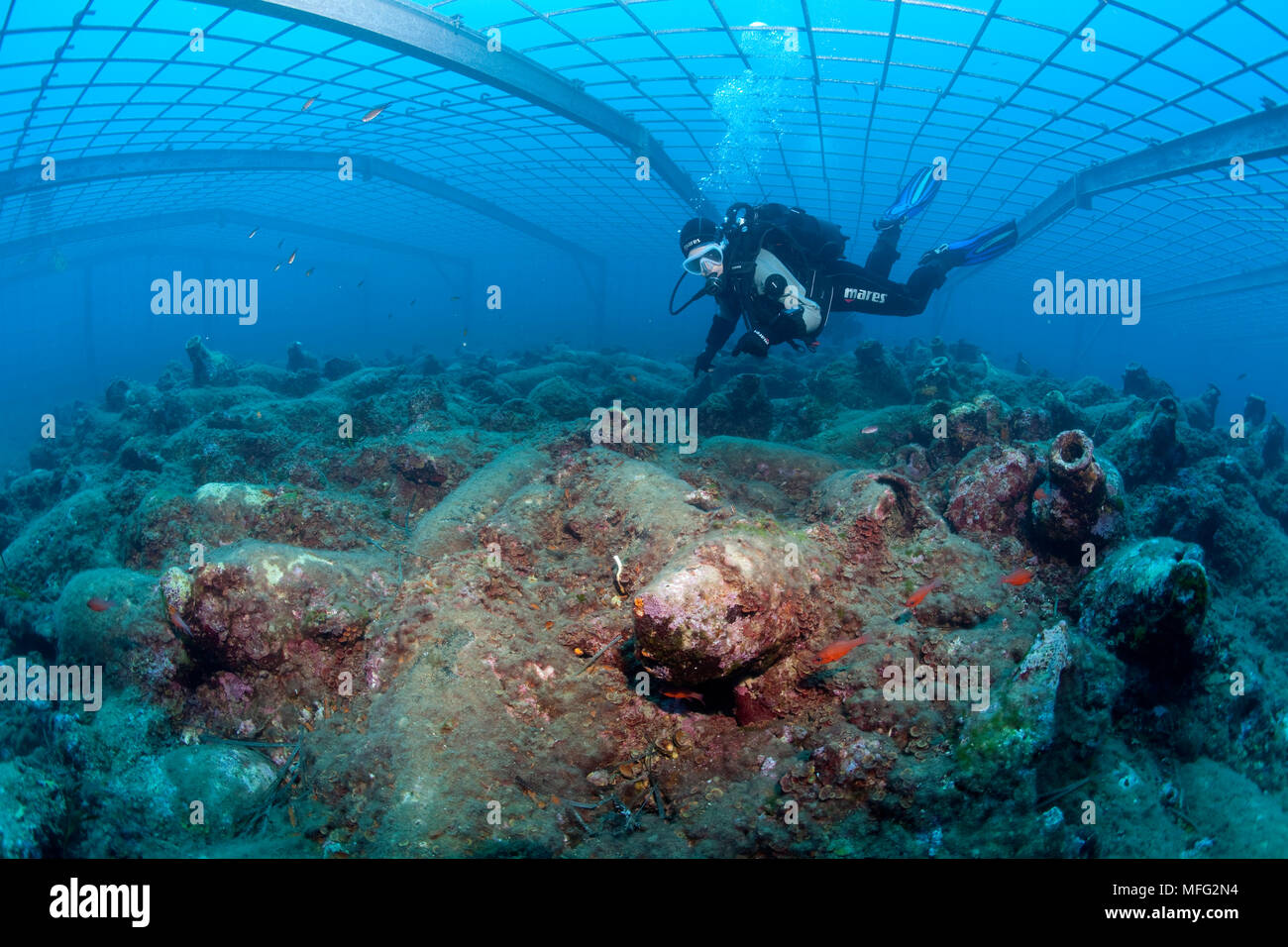 Scuba Diver esplora Cavtat, uno dei campi più grandi di anfore in Croazia. Abbiamo trovato più di 600 anfore utilizzate per il trasporto di vino e olio Foto Stock