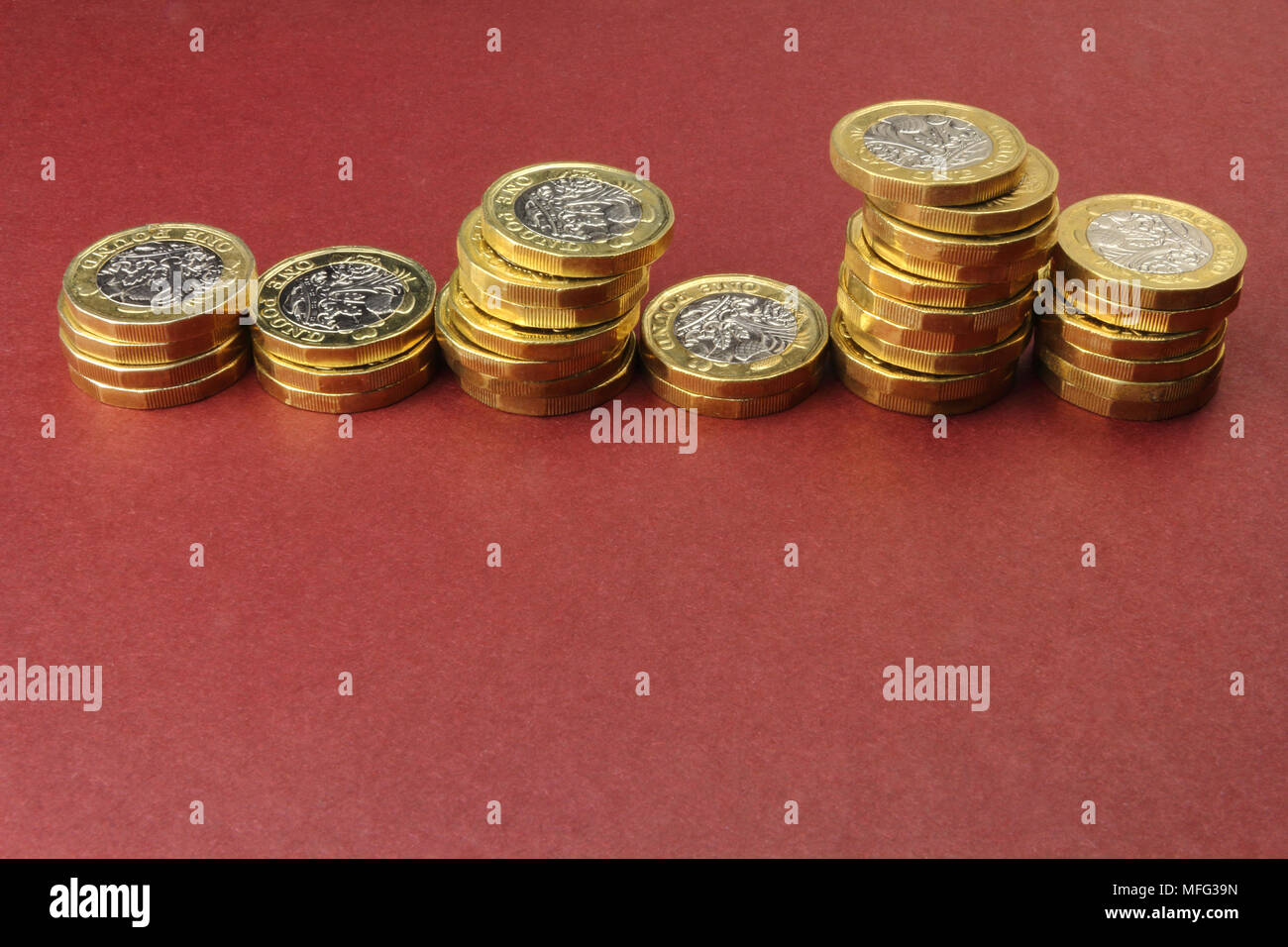 Sterlina GBP monete in pile di altezza variabile Foto Stock