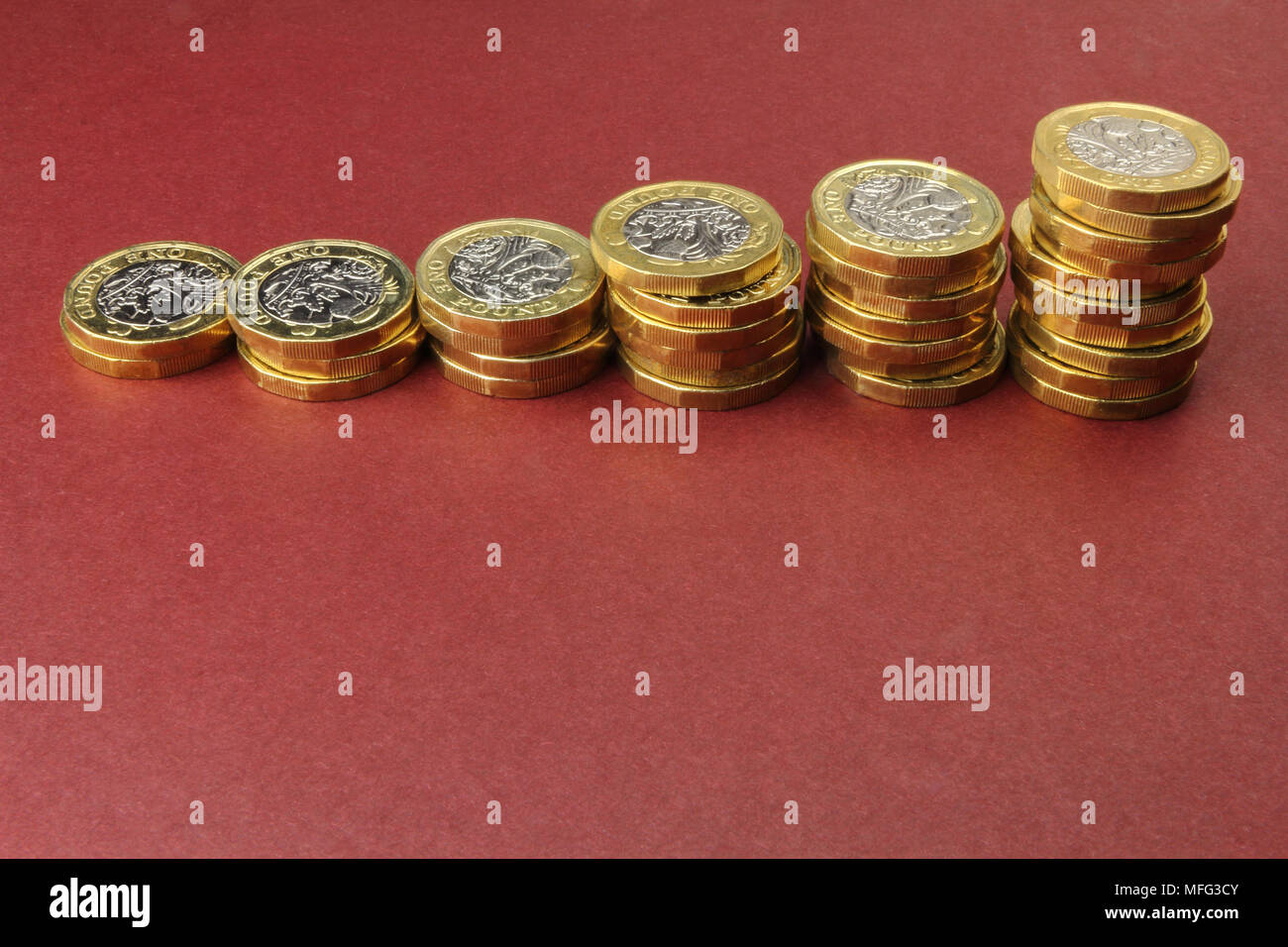 Sterlina GBP monete in pile di altezza variabile Foto Stock