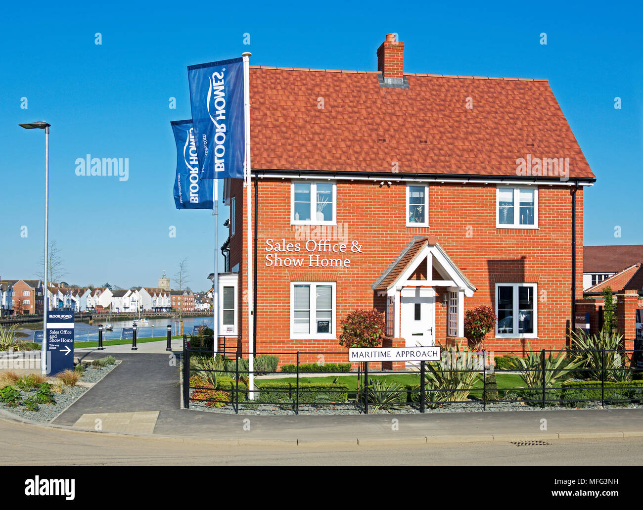 Nuove case costruite da Bloor, Rowhedge Wharf, Essex, Inghilterra, Regno Unito Foto Stock