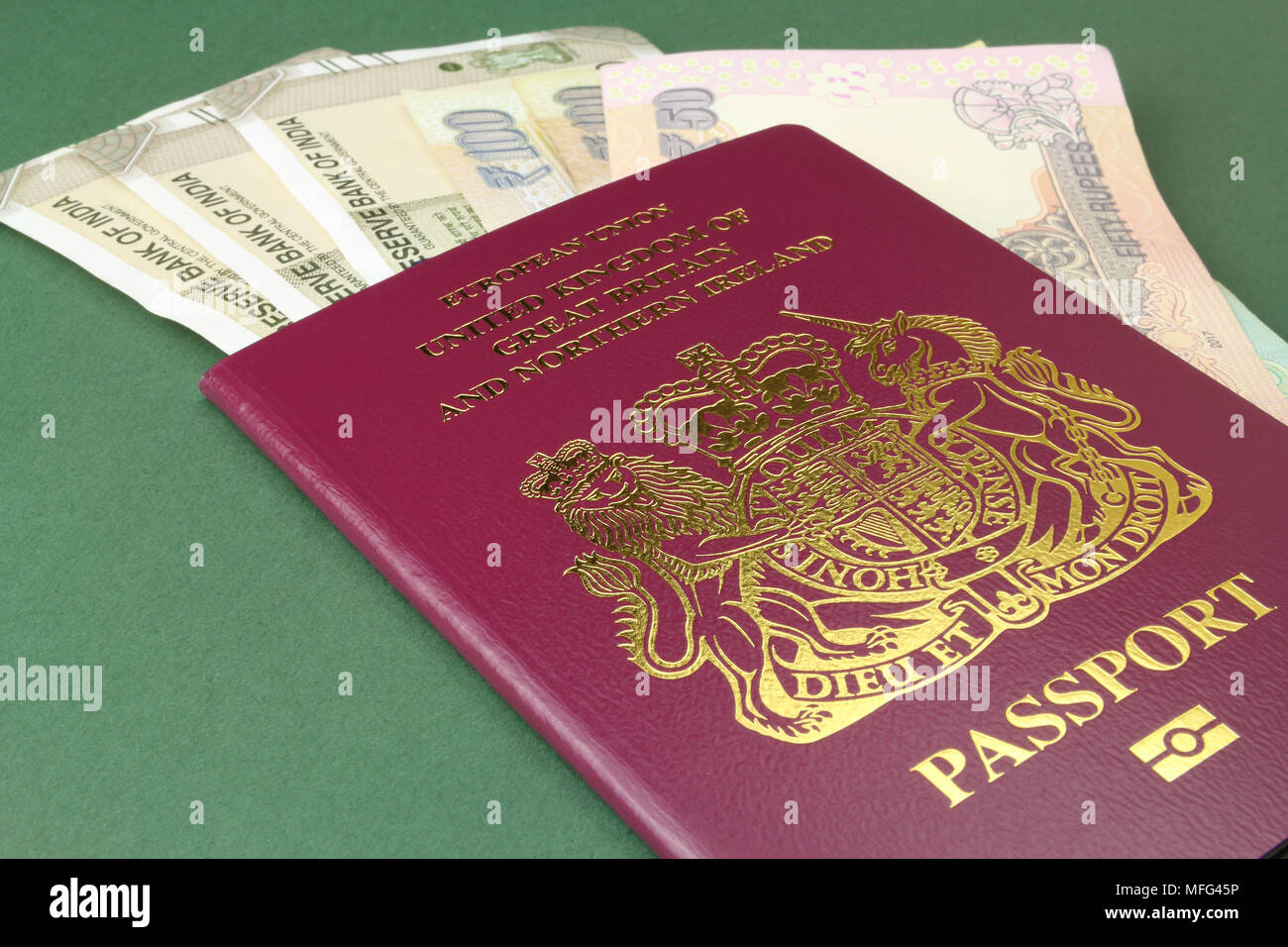 Passaporto britannico con la Rupia indiana valuta Foto Stock