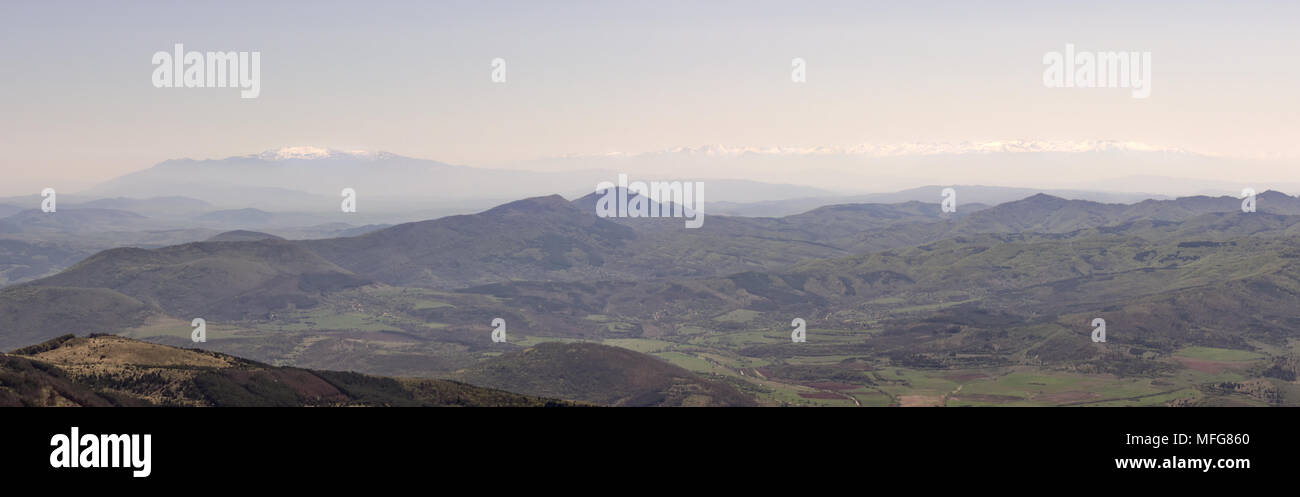 Vista panoramica dal vertice di Ruy, situato sul confine tra Serbia e Bulgaria, sulle montagne coperte di neve Rila e Vitosha Foto Stock