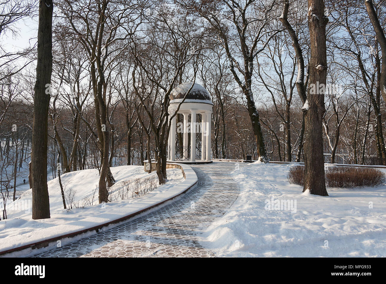 Rotonda in una vecchia coperta di neve city park in inverno Foto Stock