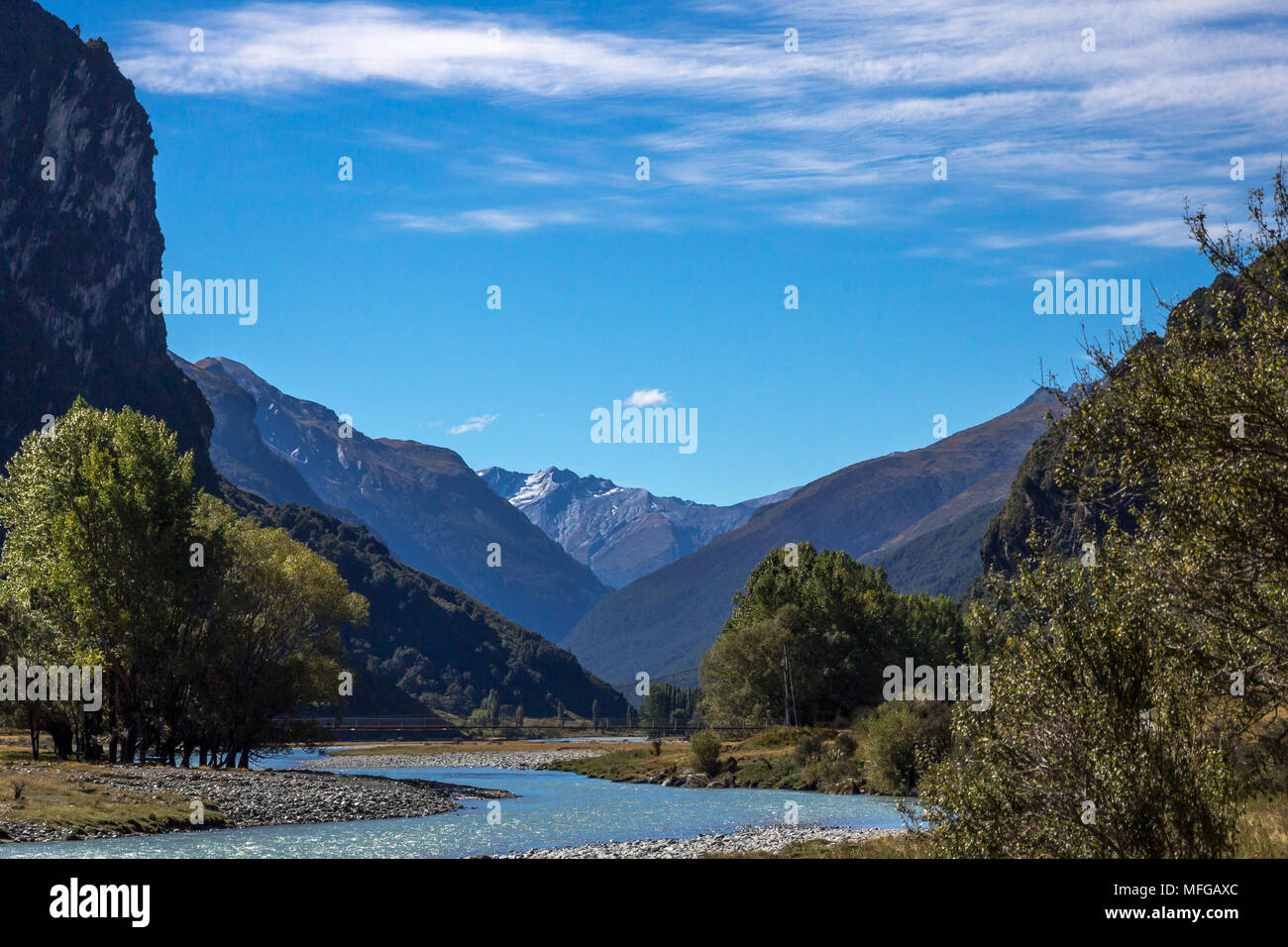 Alte montagne con i ghiacciai e le profonde valli con gorgogliamento, turchese fiumi: Bella Nuova Zelanda scenario vicino a Wanaka sull'Isola Sud della Nuova Zelanda Foto Stock Alte montagne con i ghiacciai e le profonde valli con gorgogliamento, turchese fiumi: Bella Nuova Zelanda scenario vicino a Wanaka sull'Isola Sud della Nuova Zelanda Foto Stock
