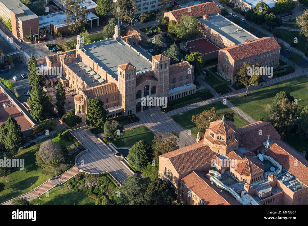 Los Angeles, California, Stati Uniti d'America - 18 Aprile 2018: Pomeriggio Vista aerea del centro storico di Royce Hall del UCLA campus vicino a Westwood. Foto Stock