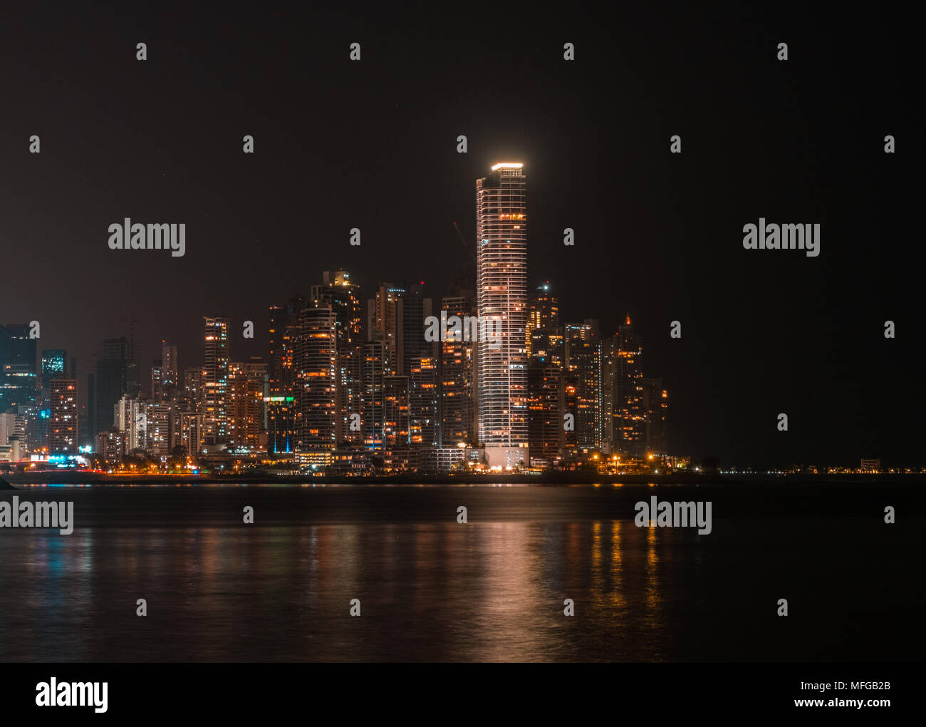 Skyline della città di notte - moderno paesaggio urbano della città di Panama di notte - grattacielo illuminato edifici - incandescente luci della città Foto Stock