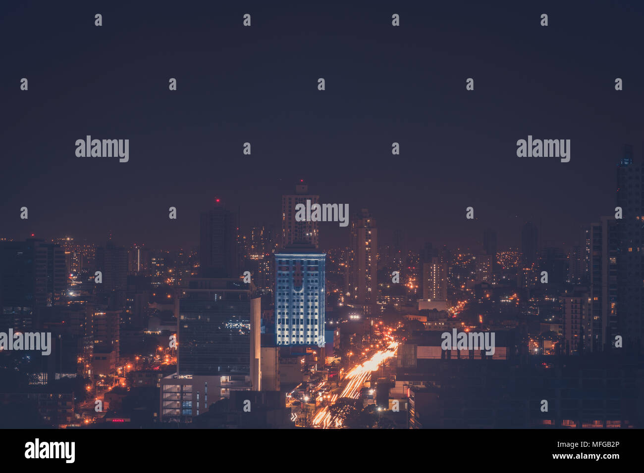 Città moderna di antenna di notte - quartiere grattacielo skyline di Panama Foto Stock