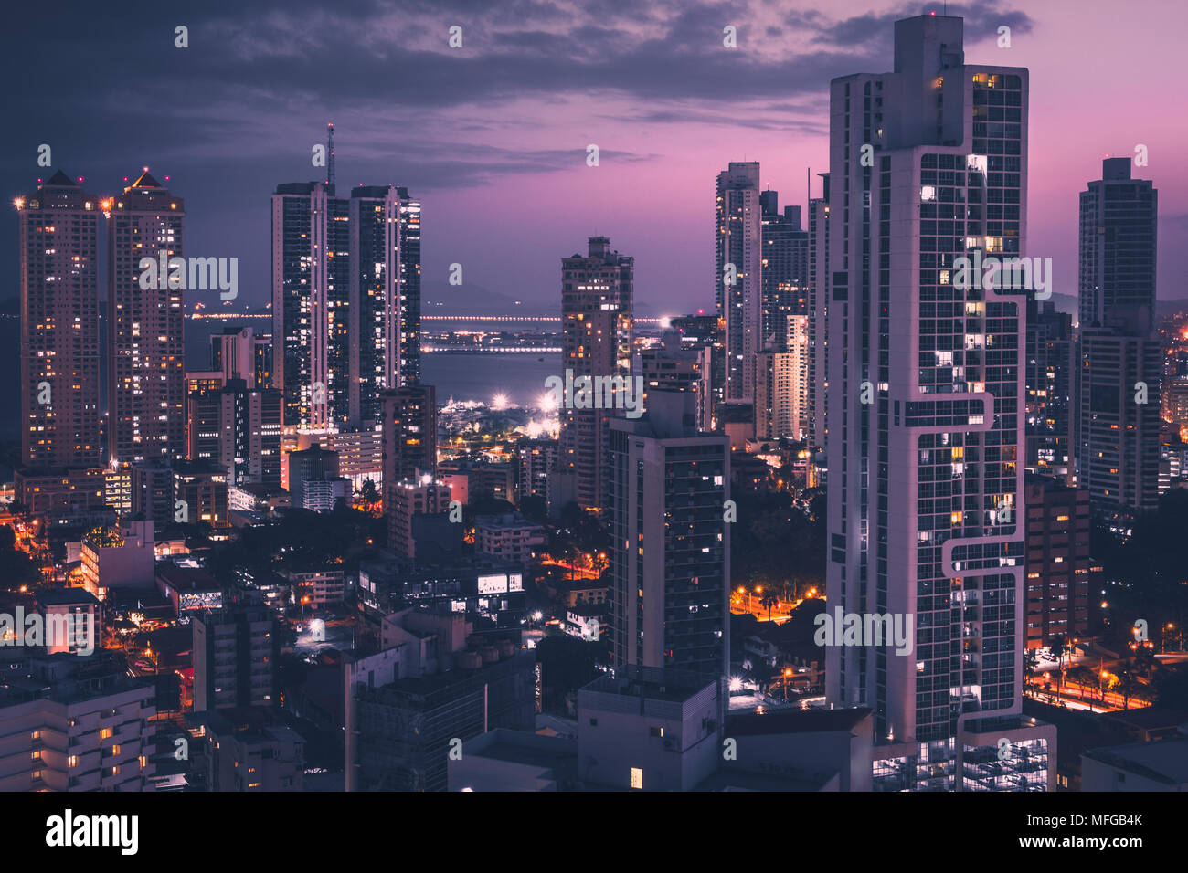 Città moderna di antenna di notte - quartiere grattacielo skyline di Panama Foto Stock