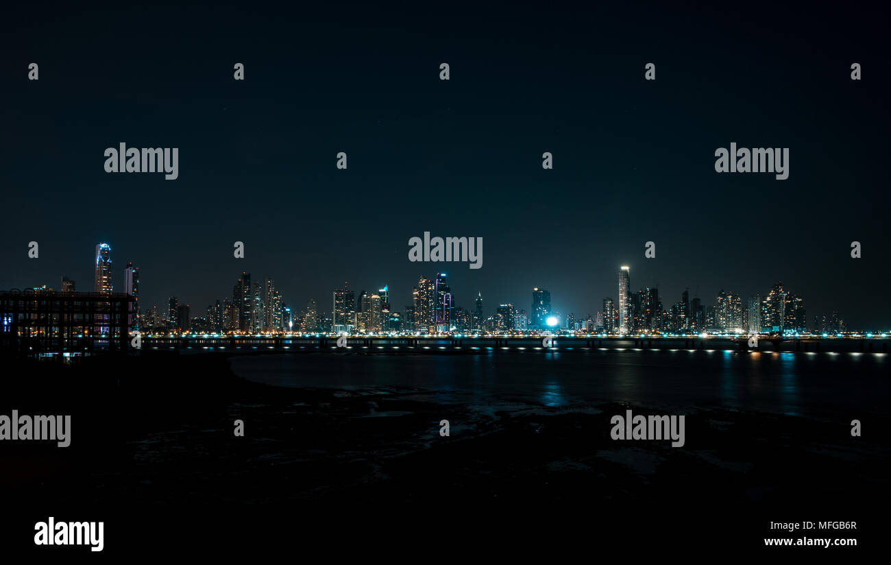 Panama city skyline notturno - quartiere finanziario del centro cittadino, edifici grattacielo di notte - Foto Stock