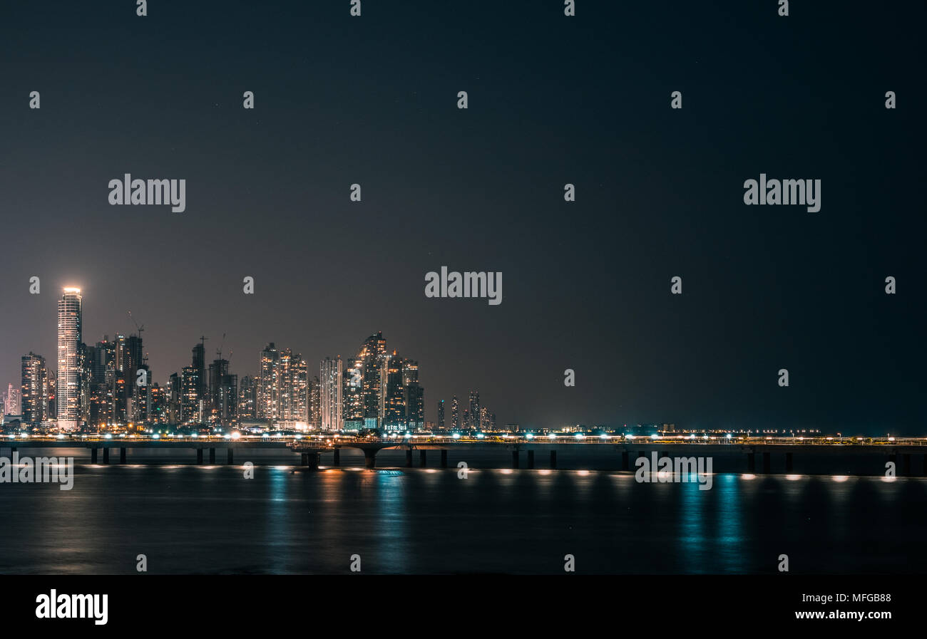 Panama city skyline notturno - quartiere finanziario del centro cittadino, edifici grattacielo di notte - Foto Stock