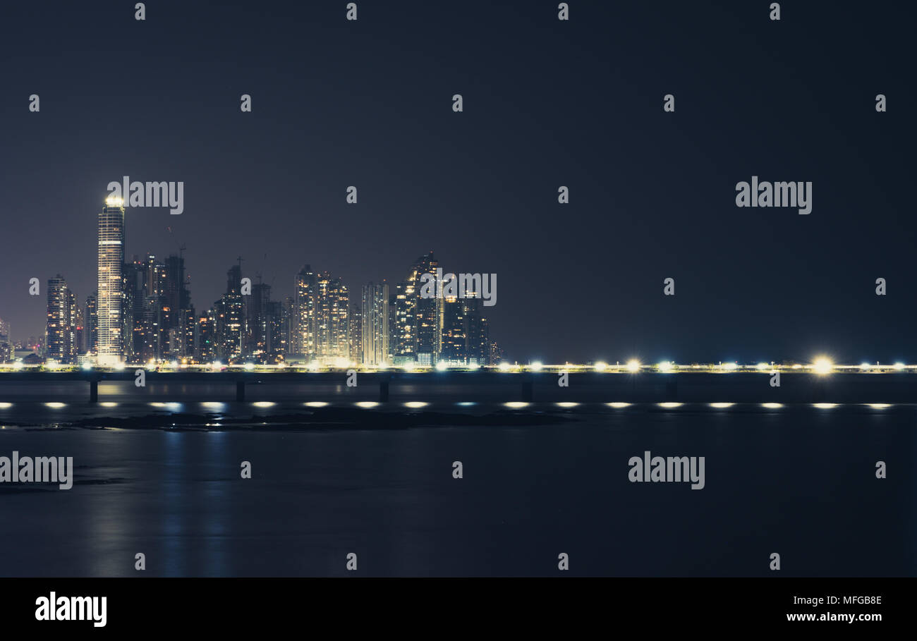 Skyline della città di notte - moderno paesaggio urbano della città di Panama di notte - grattacielo illuminato edifici - incandescente luci della città Foto Stock