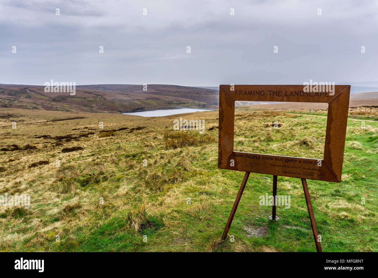 Incorniciare il paesaggio di scultura Wessenden sopra il serbatoio di testa , Marsden Moor, Huddersfield, West Yorkshire, Inghilterra, Regno Unito Foto Stock