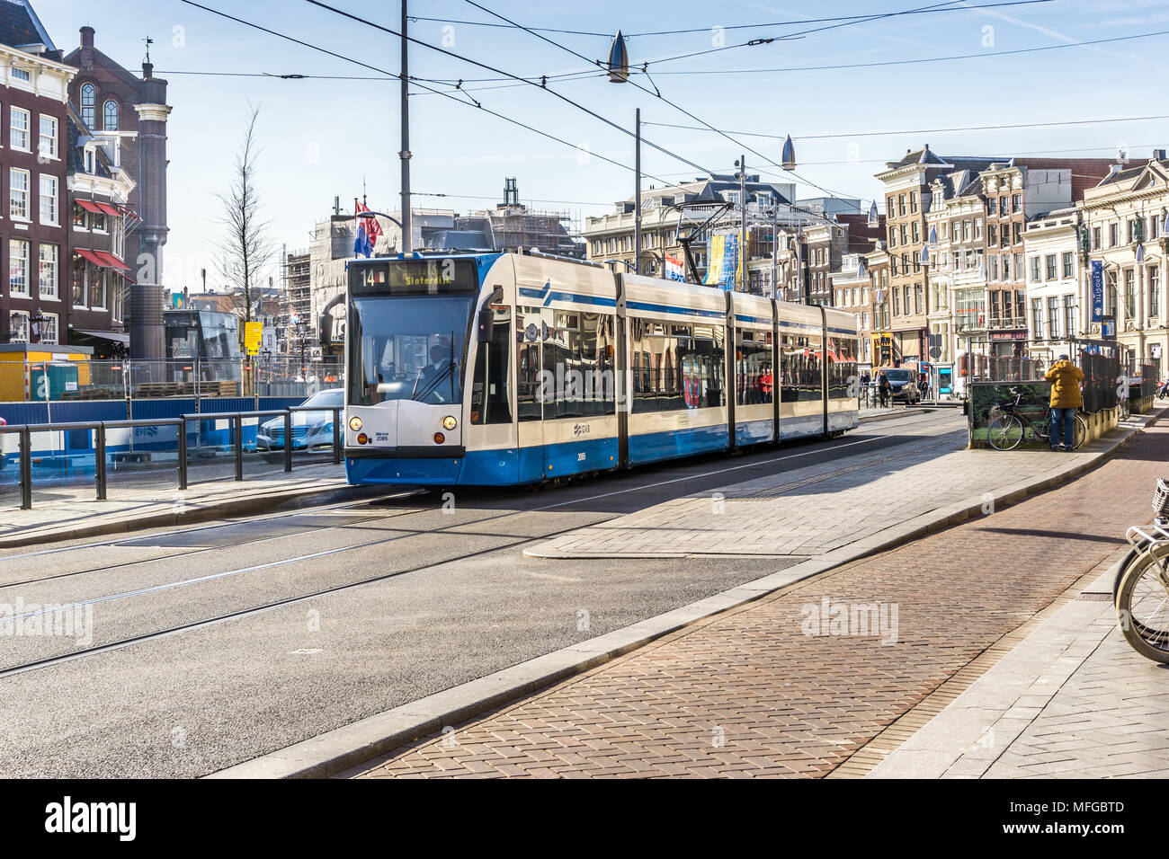 Il tram a Nieuwezijds Voorburgwal dirigendosi verso Sloterdijk, Amsterdam, Paesi Bassi, l'Europa. Foto Stock