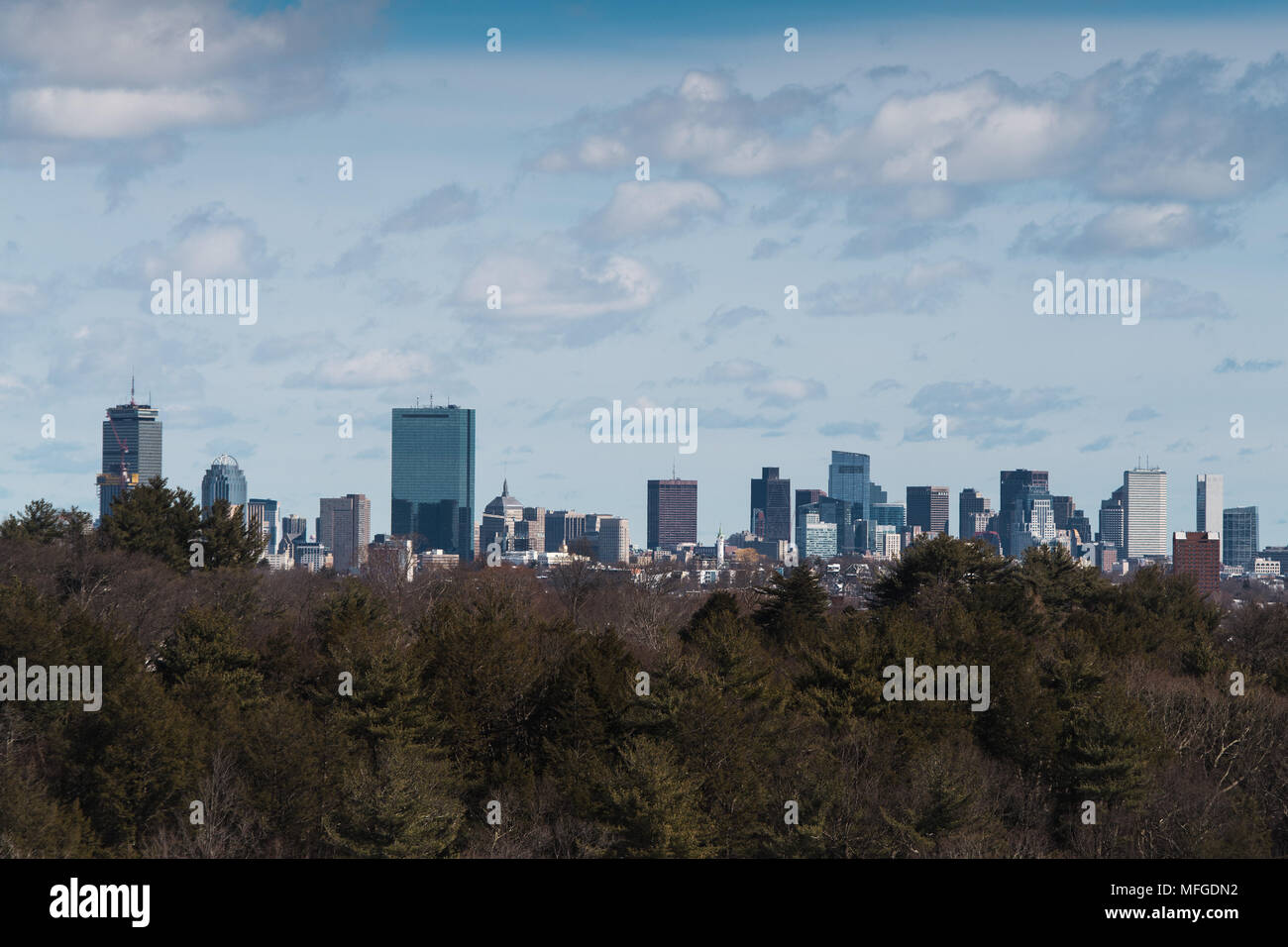 Il cityscape skyline del centro cittadino di Boston, Massachusetts, dal Arnold Arboretum dell'Università di Harvard nella neve Foto Stock