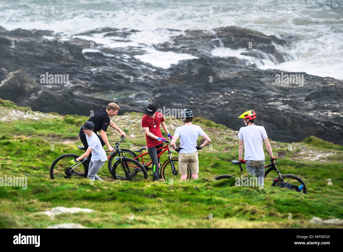 Un gruppo di adolescenti in mountain bike sulla East pentire a Newquay in  Cornovaglia Foto stock - Alamy