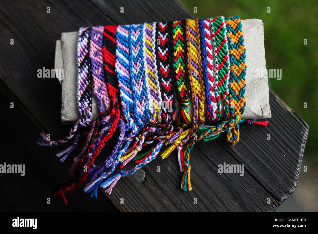 Colorate e artigianale di amicizia bracciali. Foto Stock