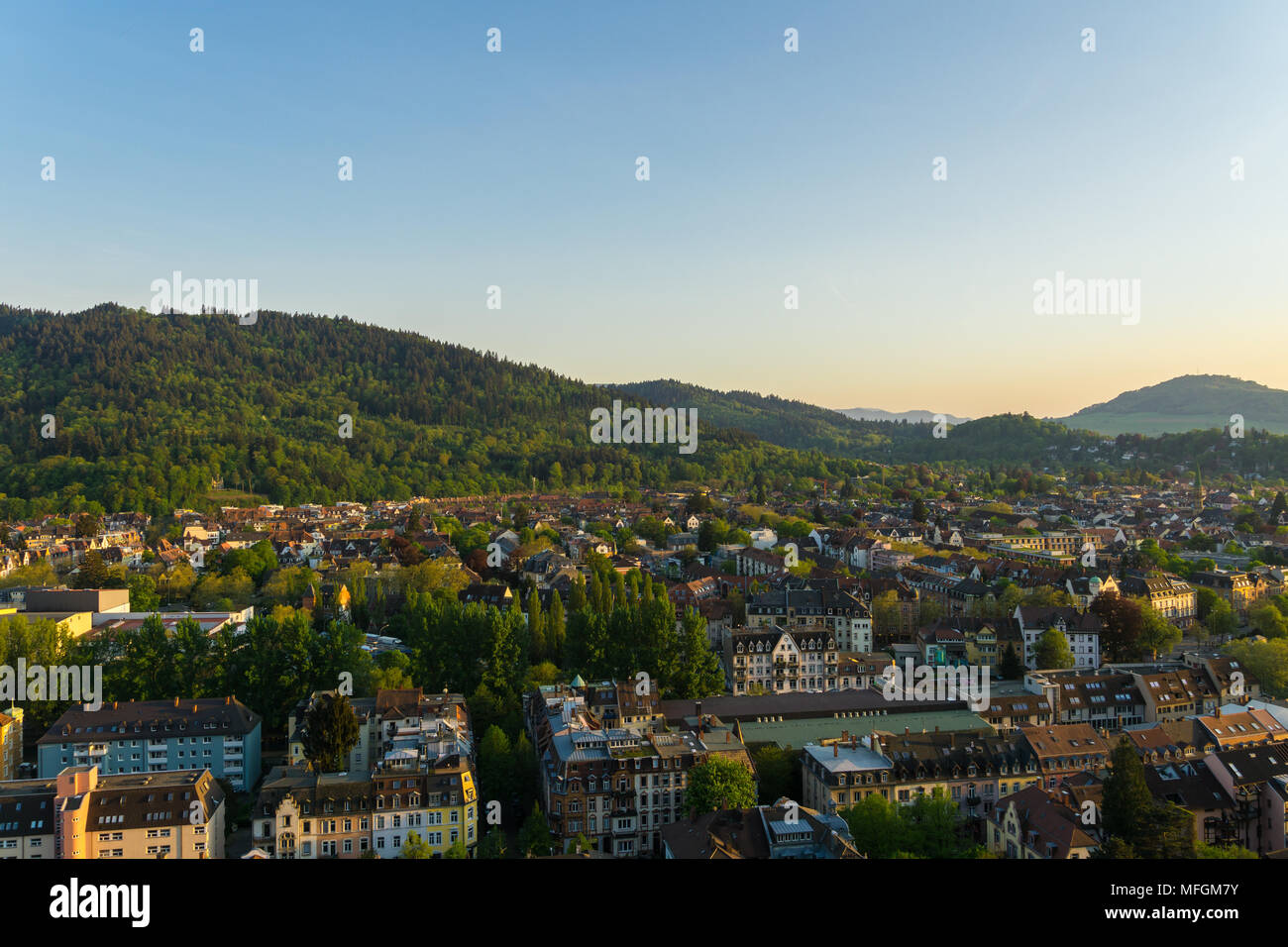 Germania, città verde Freiburg im Breisgau dal di sopra tra natura paesaggio forestale Foto Stock